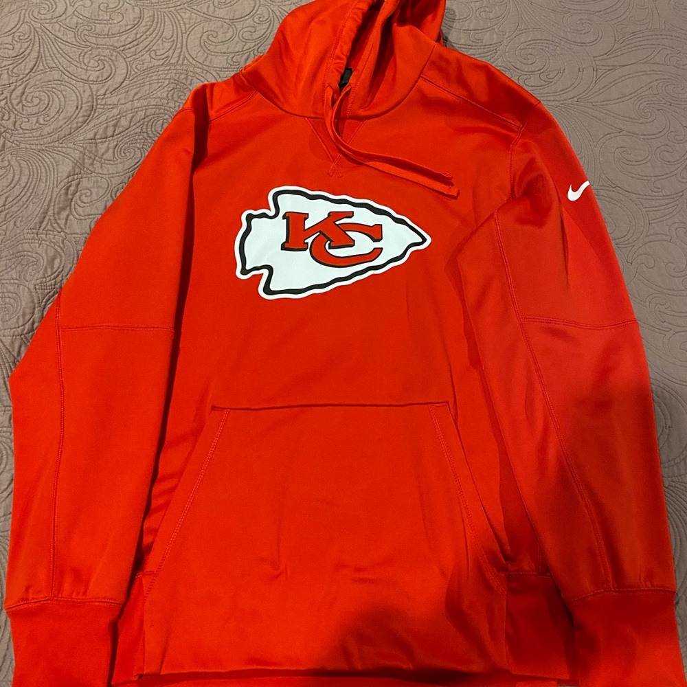 Men’s Chiefs Nike dry fit hoodie.